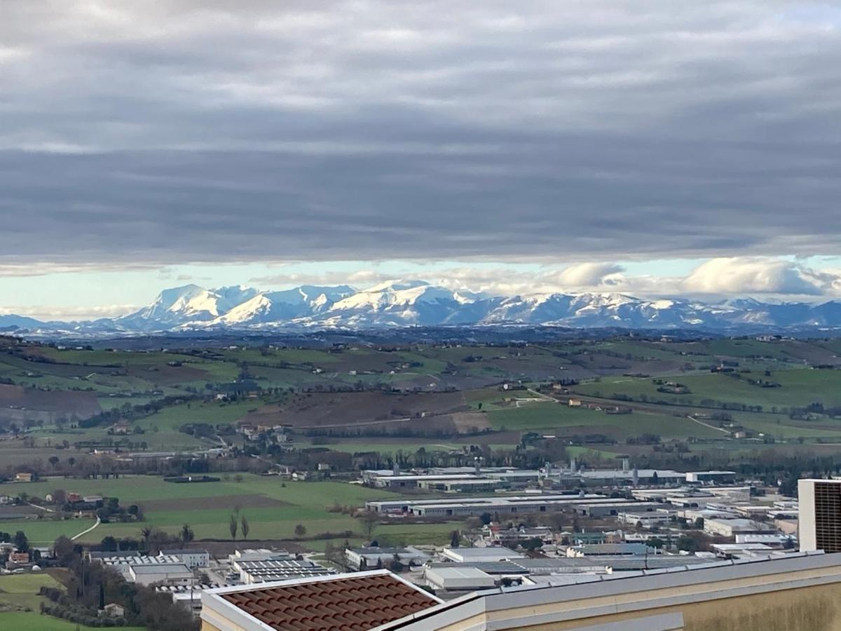 Rosso Di Sera Castelfidardo Exteriör bild